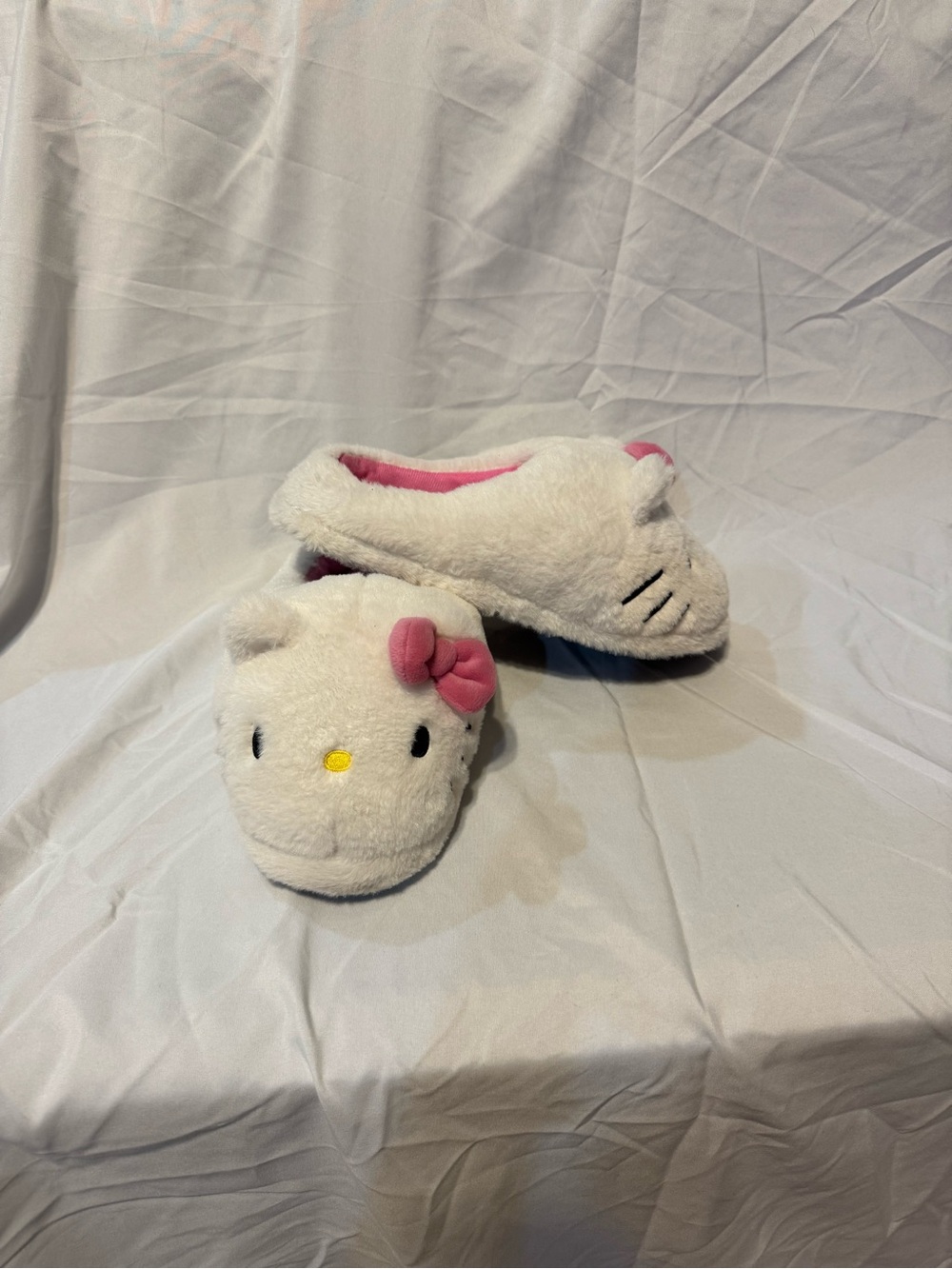 Hello Kitty White Plush Slippers with Pink Bow
